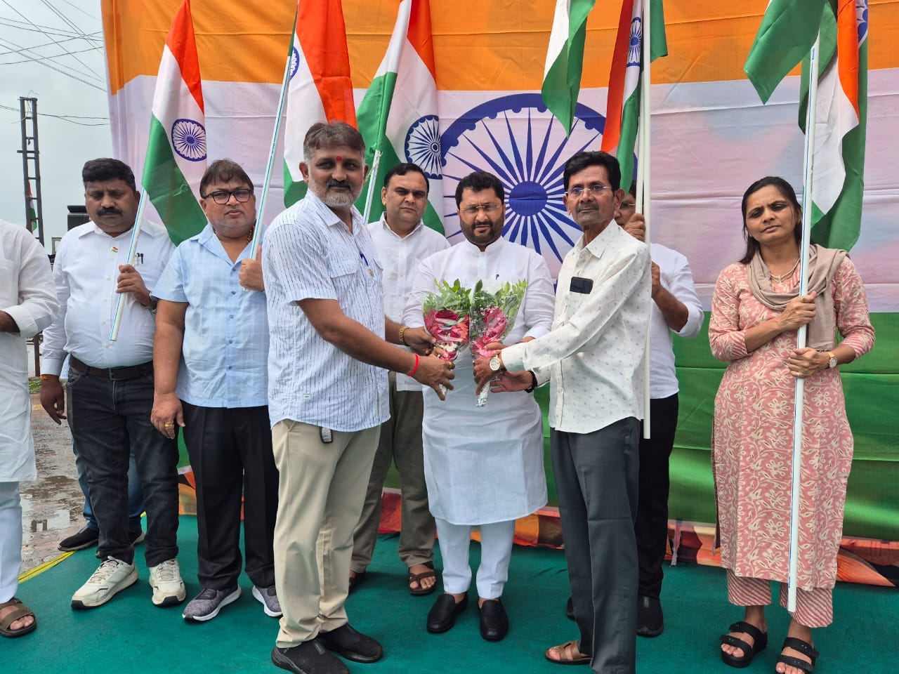 તા.૧૩/૦૮/૨૦૨૪ દરેક ઘરમાં ત્રિરંગો. આજે પલસાણા તાલુકાના ચલથાણ ગામે ભવ્ય તિરંગા યાત્રાનું આયોજન.